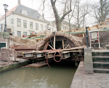 838563 Gezicht op de Paulusbrug over de Nieuwegracht te Utrecht, die gerestaureerd wordt.